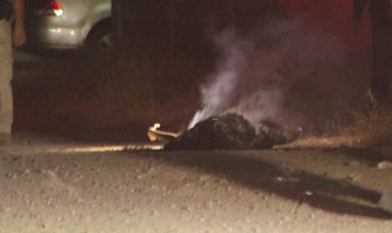 Arrojan a la calle cuerpo en llamas desde vehículo en movimiento en Ciudad Obregón