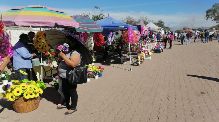 ¡Vuelven los festejos! Familias regresan a visitar a sus difuntos este Día de Muertos