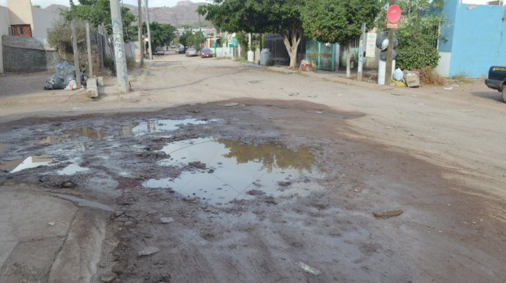 Fuga de aguas negras invade calles de terracería en Guaymas