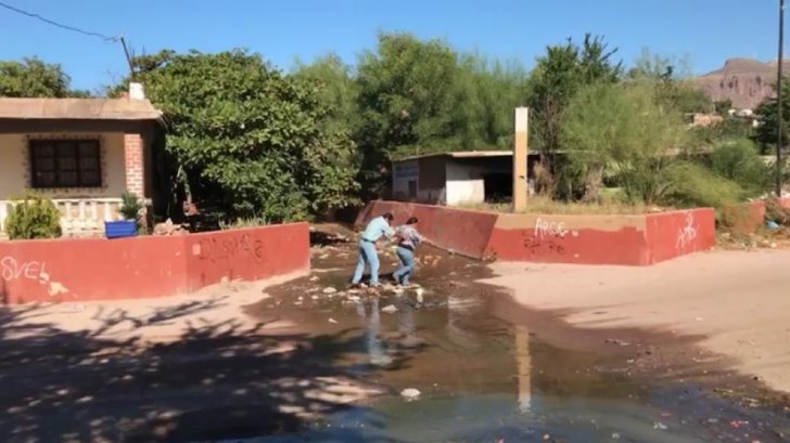 Fugas de aguas negras no dejan salir de sus casas a vecinos de Guaymas