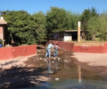 Fugas de aguas negras no dejan salir de sus casas a vecinos de Guaymas