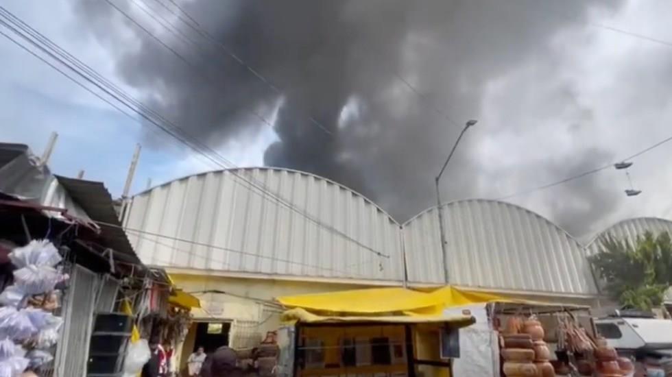 Incendio en Mercado de Sonora moviliza a bomberos y GN en CDMX