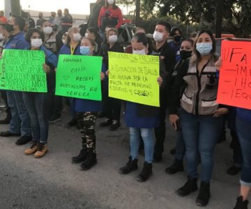 Diversas manifestaciones reciben a AMLO en la Base Aérea Militar de Hermosillo