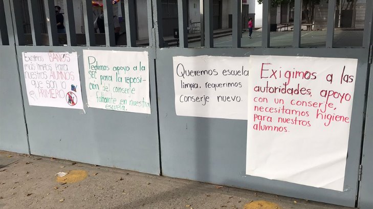 Padres y docentes exigen despedir al intendente de la escuela; no ha ido a trabajar en dos meses