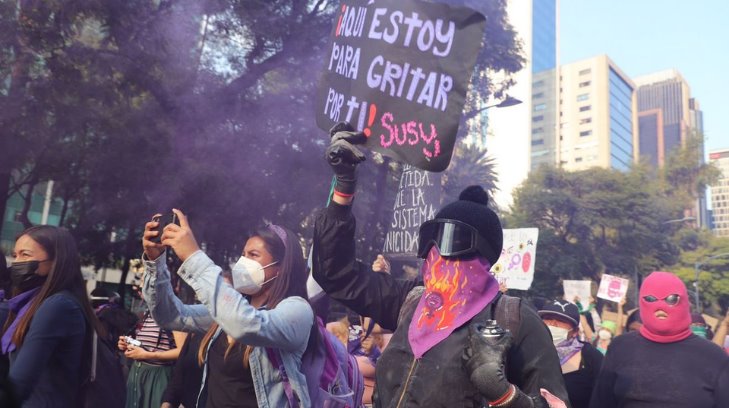 Los feminicidios son crímenes de Estado: colectivos de mujeres marchan en CDMX