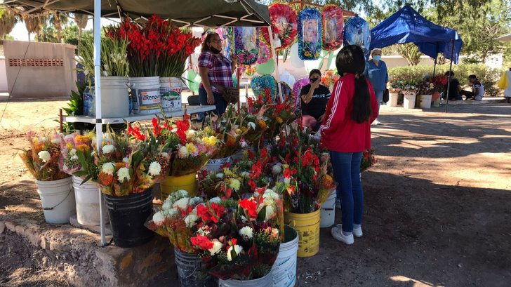 Guaymenses se anticipan y visitan los panteones un día antes