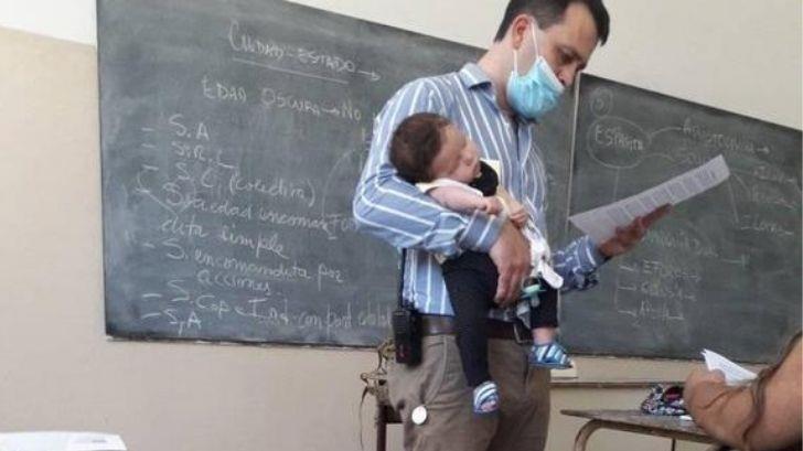 Maestro enternece las redes al cuidar a bebé de su alumna para que no perdiera clases