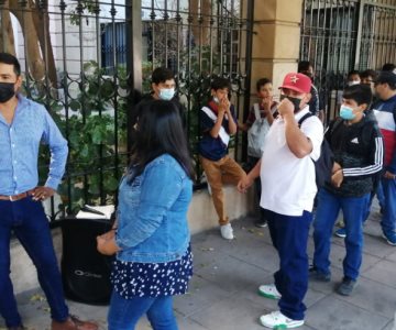 Protesta en el Ayuntamiento: Maestros, padres y alumnos abogan por Preparatoria Café Combate