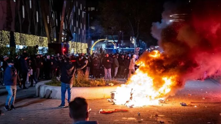 Video | Desatan protestas violentas en los Países Bajos en contra de restricciones por Covid-19