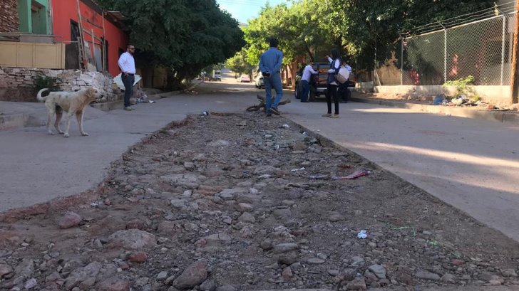 ¿Santo remedio? Fuga rompe concreto hidráulico y CEA de Guaymas rellena el hoyo