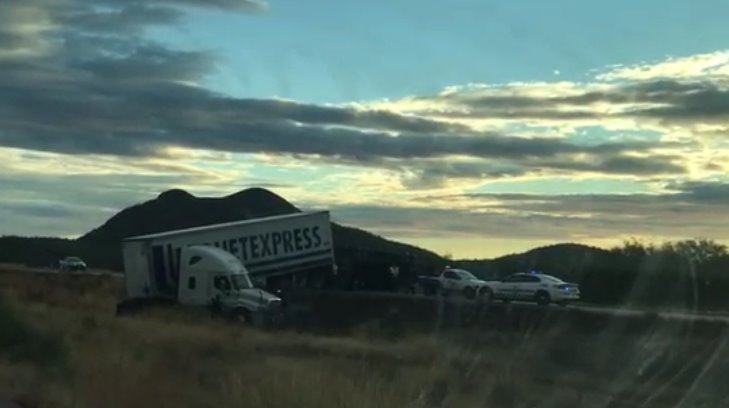 ¡Otro! Camión de carga se sale de la carretera y causa caos vial