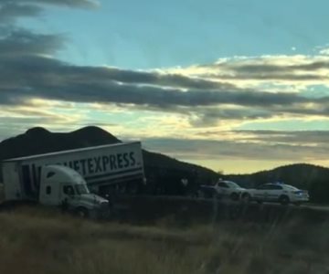 ¡Otro! Camión de carga se sale de la carretera y causa caos vial