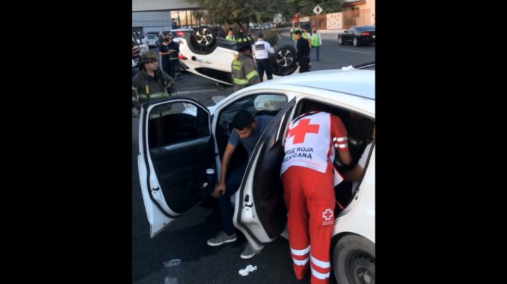VIDEO | Vuelca camioneta sobre el Luis Encinas; hay varios lesionados