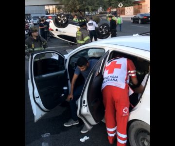 VIDEO | Vuelca camioneta sobre el Luis Encinas; hay varios lesionados