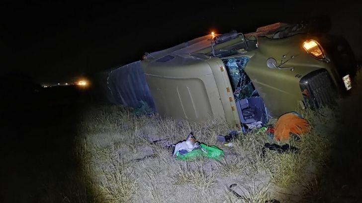 Camión de carga se vuelca en tramo carretero en Obregón-Hermosillo