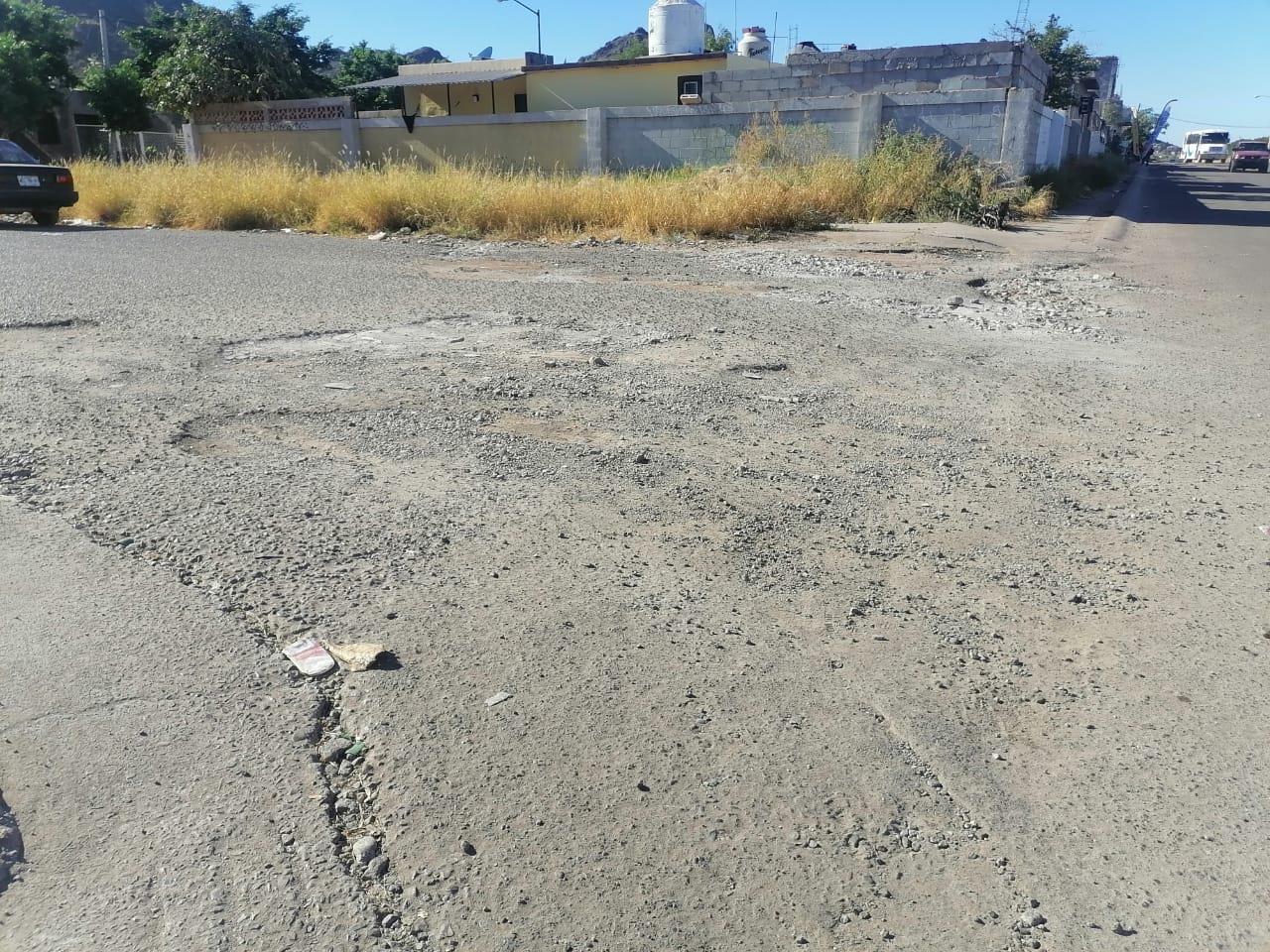 Enormes cráteres que dañan vehículos atormentan a los vecinos de Ocotillo 1 en Guaymas