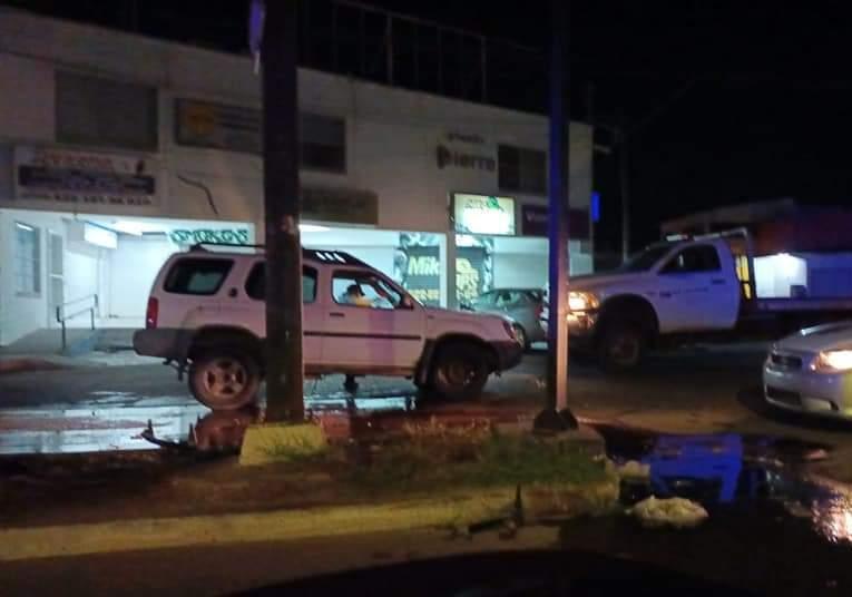 Automovilista en persecución choca contra camioneta y huye en Guaymas