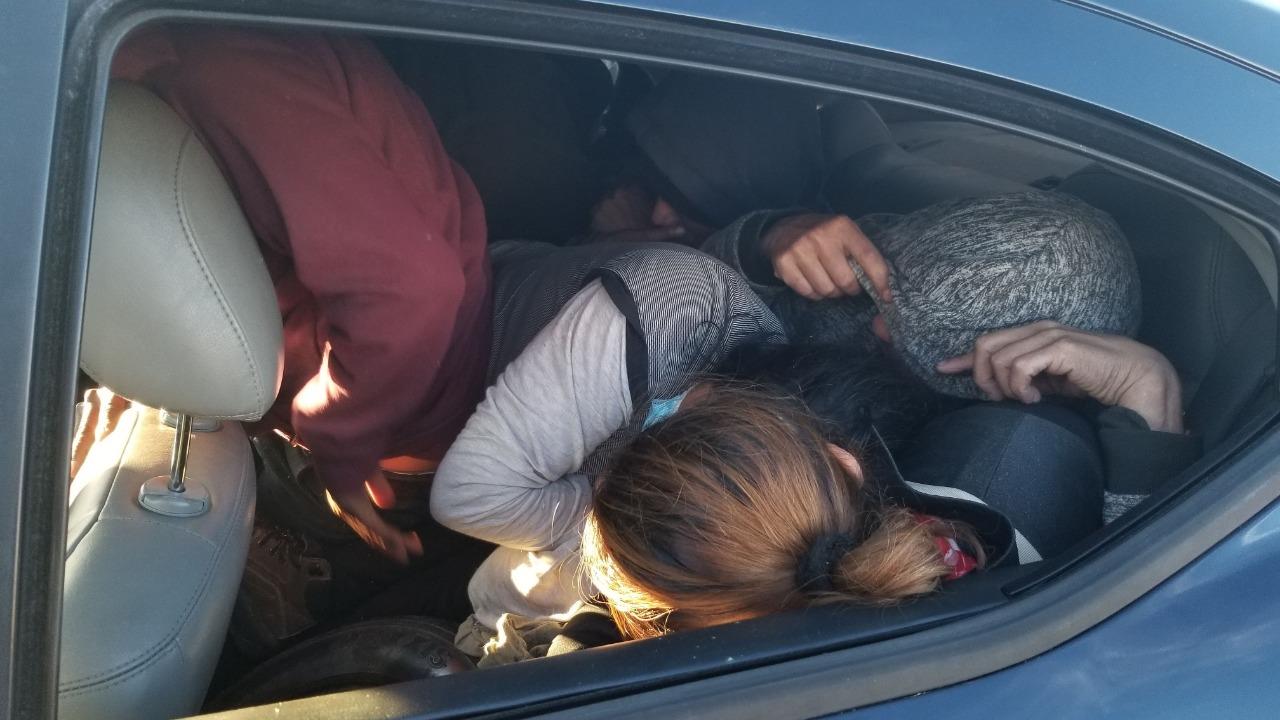 Amontonados entre los asientos de un carro, descubren a 9 indocumentados en Arizona