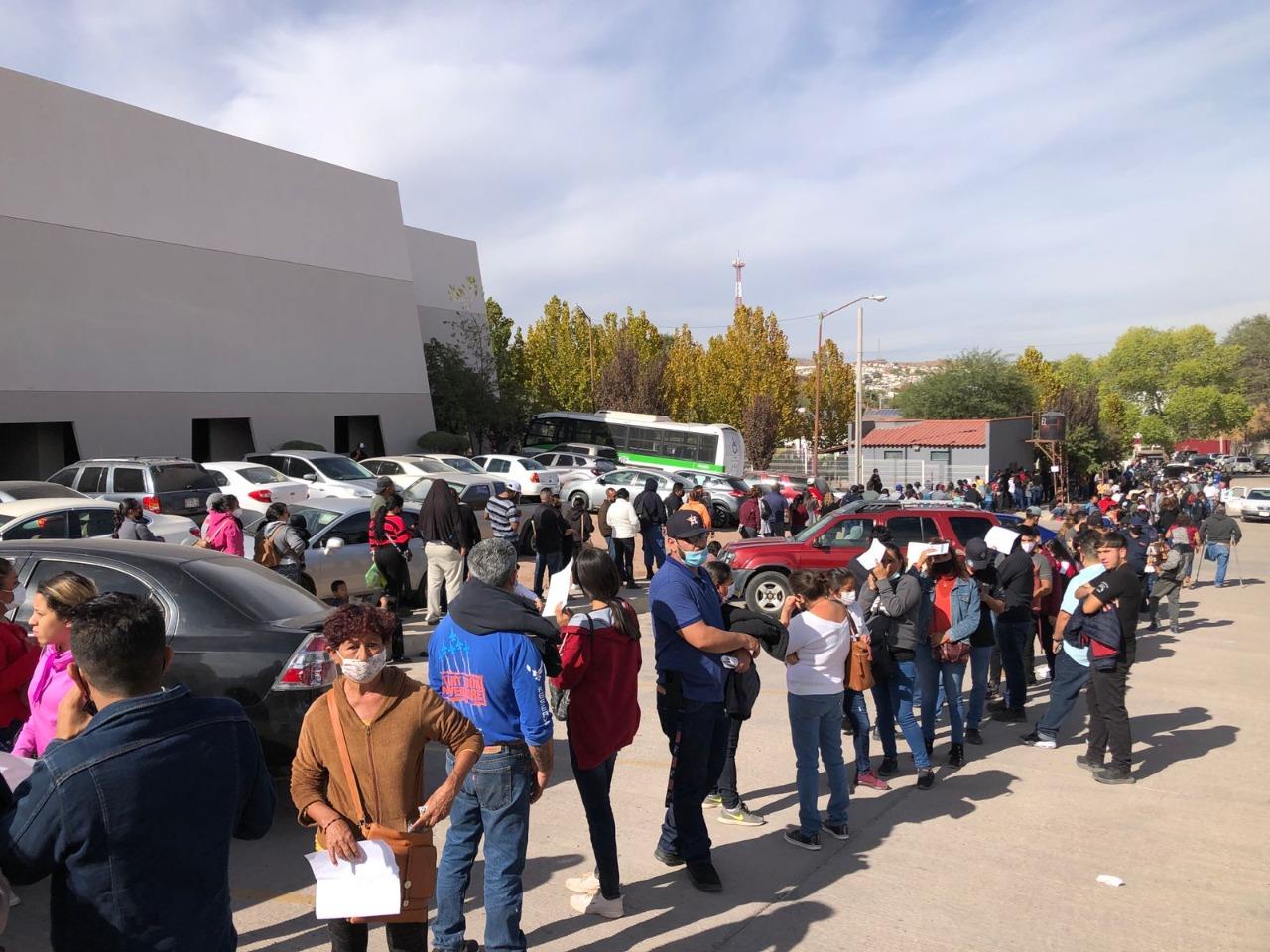 VIDEO - Largas filas de rezagados se observan en Nogales en el primer día de vacunación