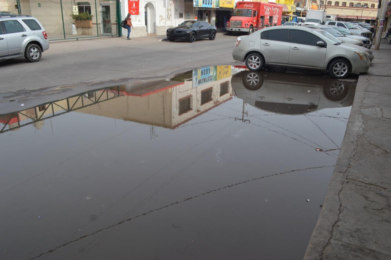 La fuga de aguas negras que afecta el comercio de Guaymas