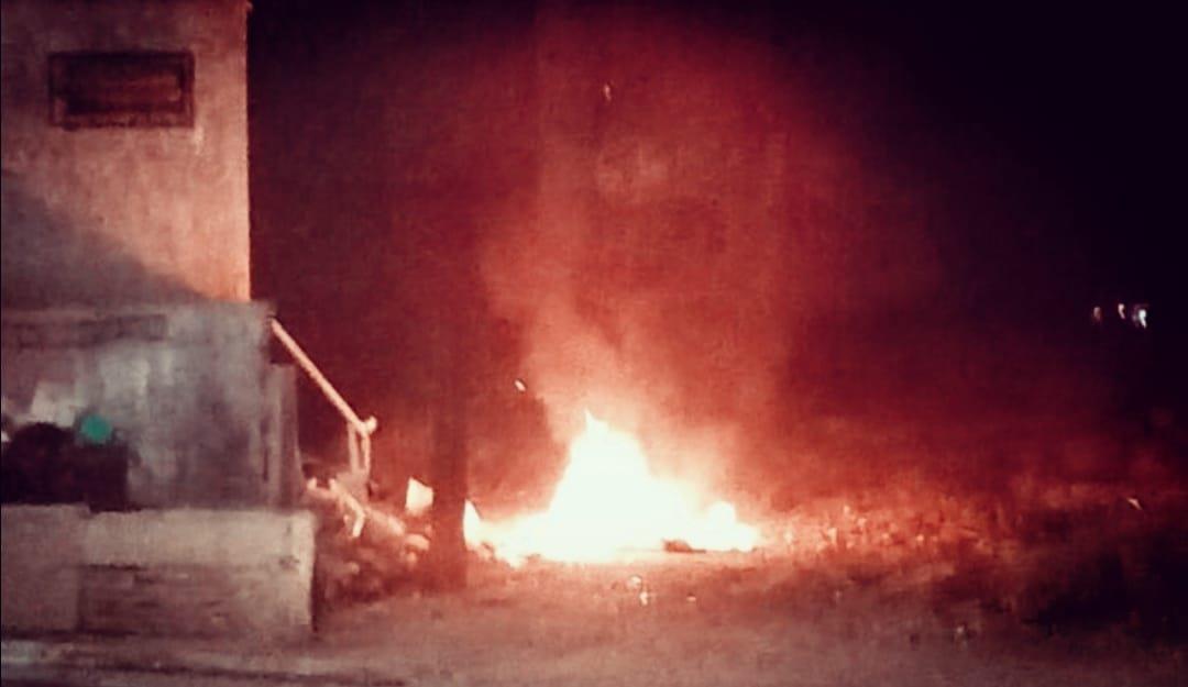 Malvivientes incendian escuela abandonada en Guaymas y ponen en alerta a los vecinos