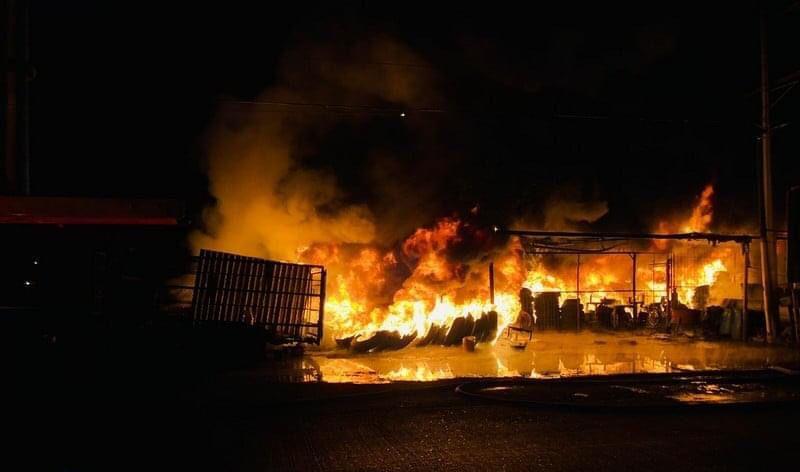 Tras horas de luchar contra las llamas, controlan gran incendio en llantera de Ciudad Obregón