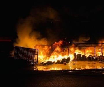 Tras horas de luchar contra las llamas, controlan gran incendio en llantera de Ciudad Obregón