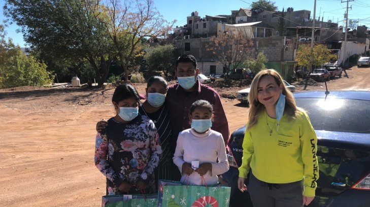Regalando sonrisas: Club Rotario entrega tarjetas de regalo a familias vulnerables