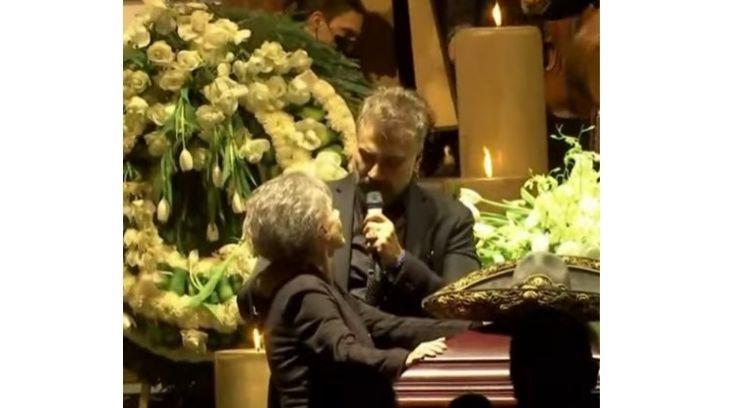 Alejandro Fernández canta frente a su madre en homenaje a Chente