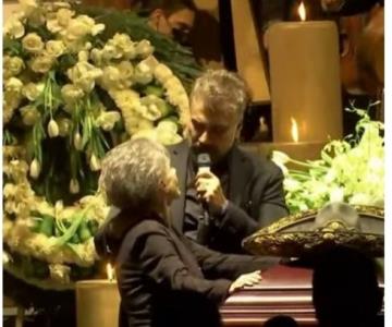 Alejandro Fernández canta frente a su madre en homenaje a Chente