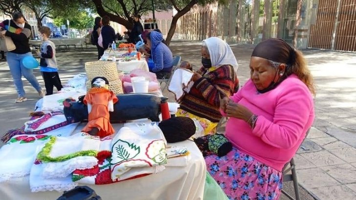 Artesana guarijía da cursos a niñas de su comunidad para perpetuar su cultura