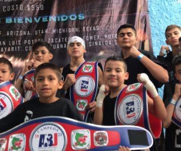 Pequeños y jóvenes boxeadores tran cinturones a Hermosillo