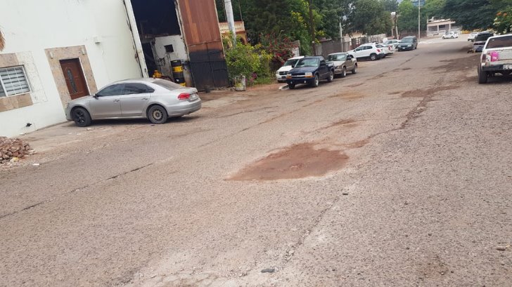 Fuga de agua debajo de las calles de Guaymas crea peligrosa humedad