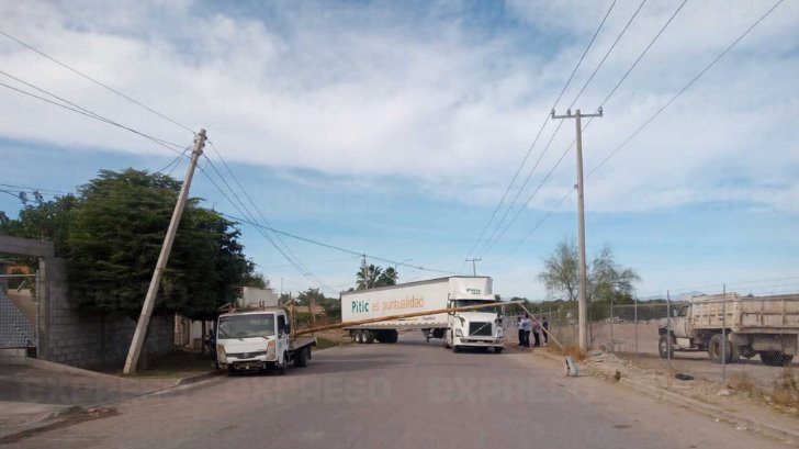 Camión de paquetería deja sin luz a vecinos de Navojoa