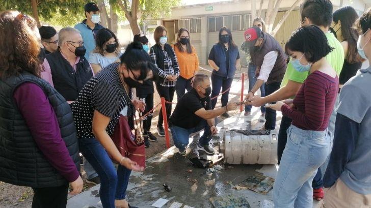 Excobacheros abren cápsula del tiempo enterrada hace 11 años