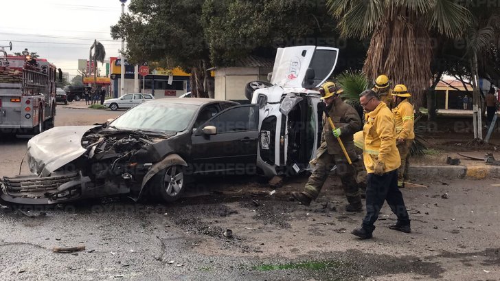 Fuerte choque deja cuantiosos daños materiales en Ciudad Obregón