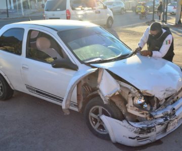 Camioneta le corta la preferencia a un sedán y provoca choque en Guaymas