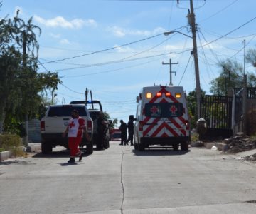 Hombre pierde el control y choca contra vivienda en Guaymas: venía herido de bala
