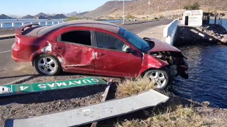 VIDEO | Choque en el Puente Douglas deja cuantiosos daños; casi cae al agua