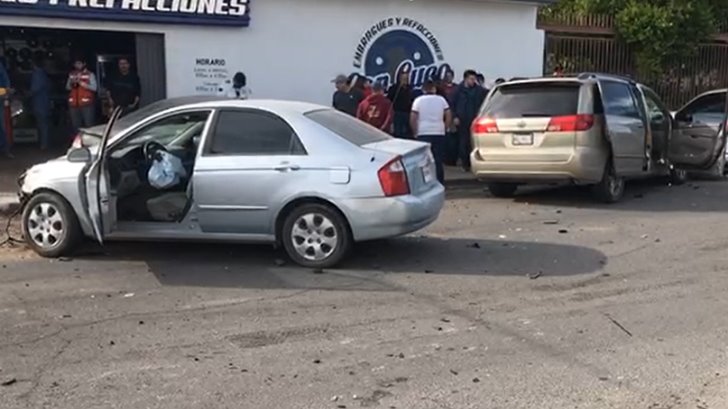 VIDEO | Se pasa un alto y provoca aparatoso choque en el centro de Hermosillo