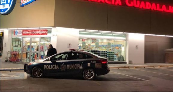 Entra a farmacia a robar, lo persiguen entre 4 policías y escapa