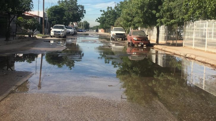 Enorme fuga de agua deja sin presión a vecinos del Fraccionamiento Nueva Castilla