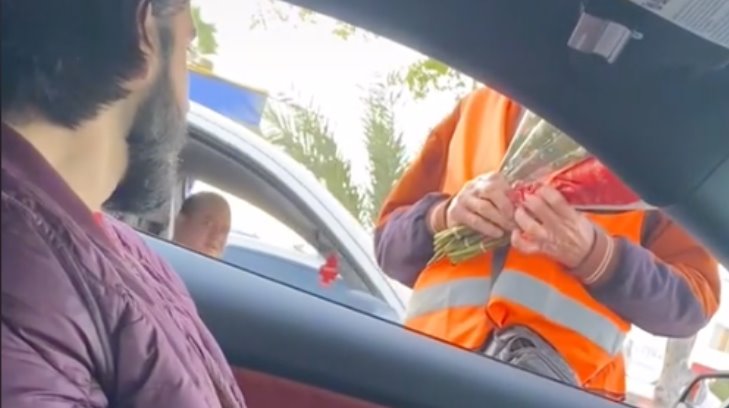 Video | Con tal de que vaya a descansar, joven compra todas las rosas que vende un abuelito