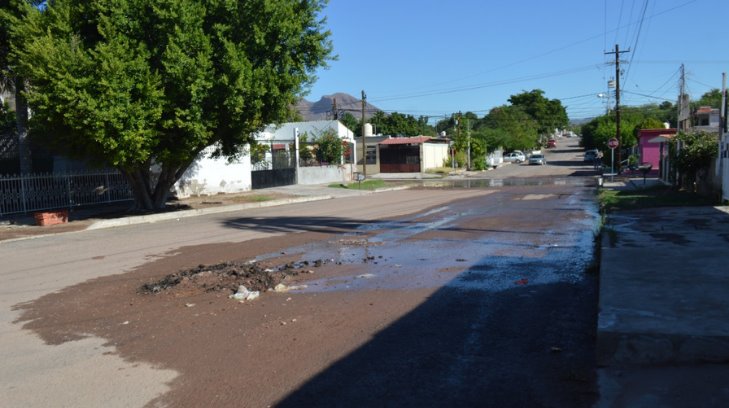 Vecinos de Guaymas llevan más de un año con problemas de basura, pavimento y drenaje en las calles