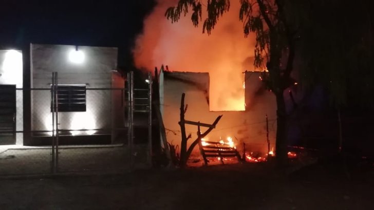 Incendio acaba con una casa en Navojoa; el propietario inició el fuego
