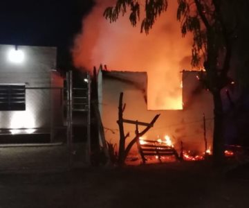 Incendio acaba con una casa en Navojoa; el propietario inició el fuego