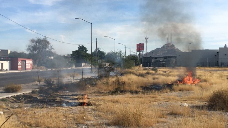 Trabajadores de una gasolinera logran contener incendio de maleza