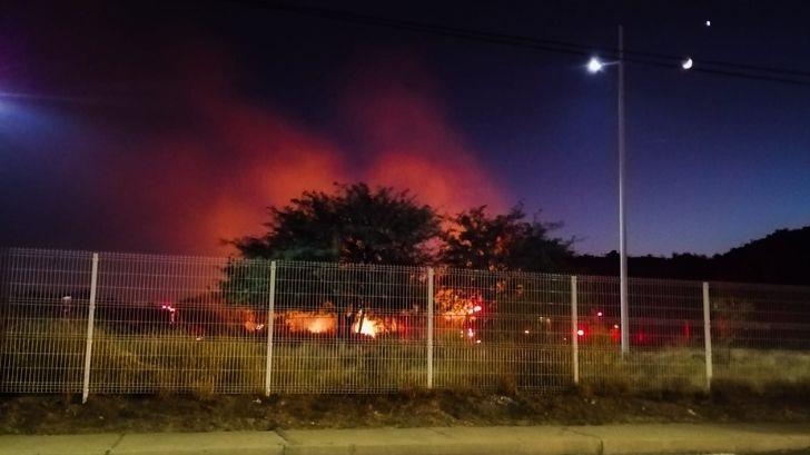 Bomberos sofocan incendio a un costado del Centro Ecológico
