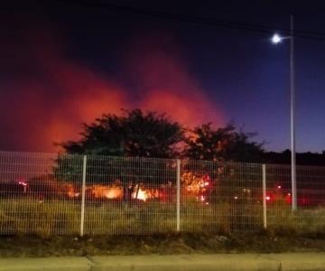 Bomberos sofocan incendio a un costado del Centro Ecológico