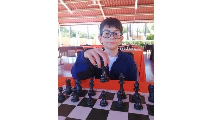 Mateo a sus 9 años es de los mejores jugadores de ajedrez en el país